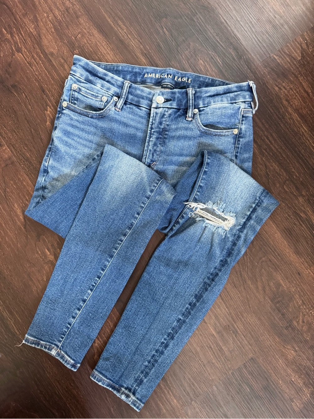 American Eagle Outfitters Skinny Jeans in Faded Blue Wash with Knee Distress